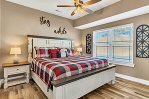 9 bedrooms, iron/ironing board, travel crib, WiFi - Lake View!  Hot Tub!  Indoor Pool! (Branson)