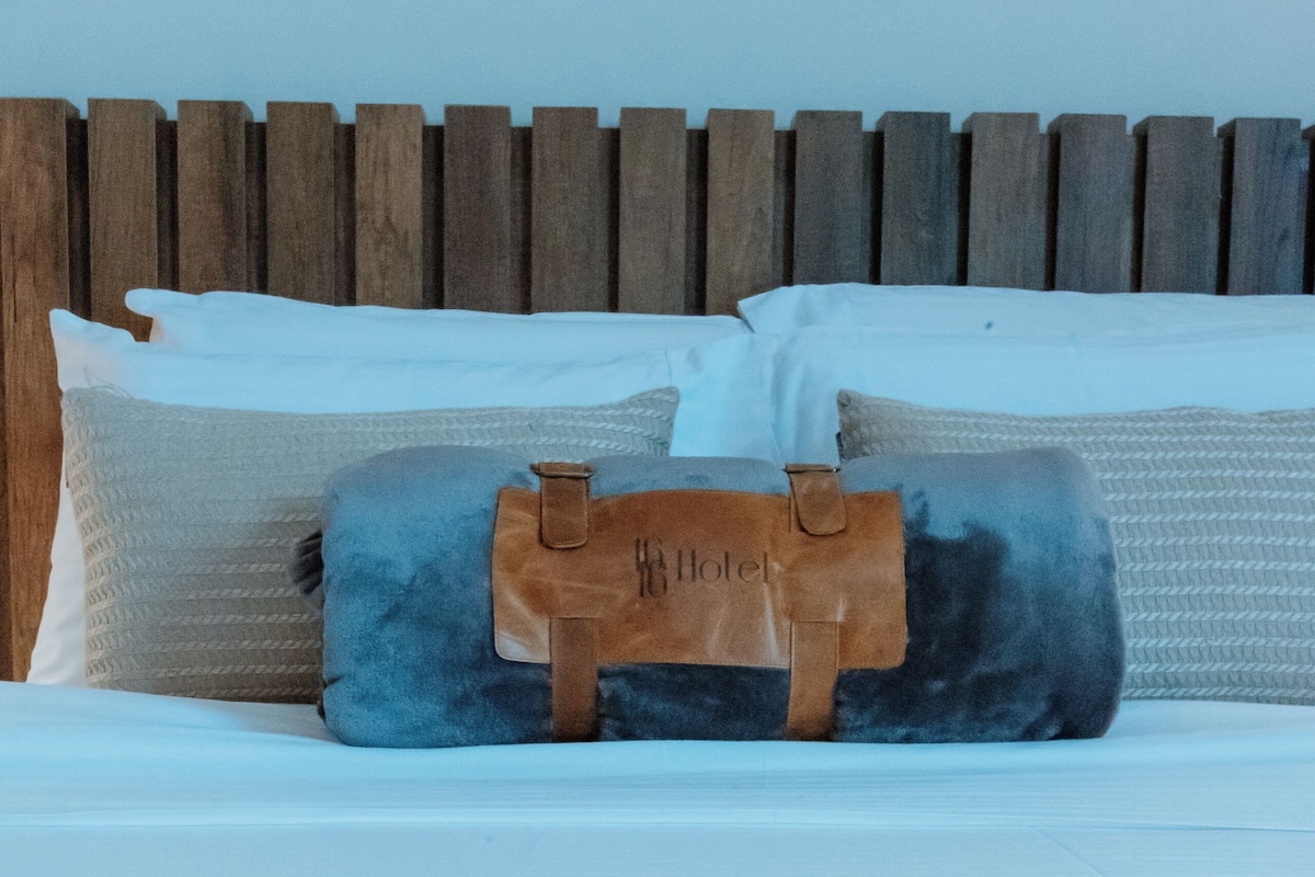 Kamar Double Standar | Kamar mandi | Perlengkapan mandi gratis, pengering rambut, jubah mandi, dan handuk