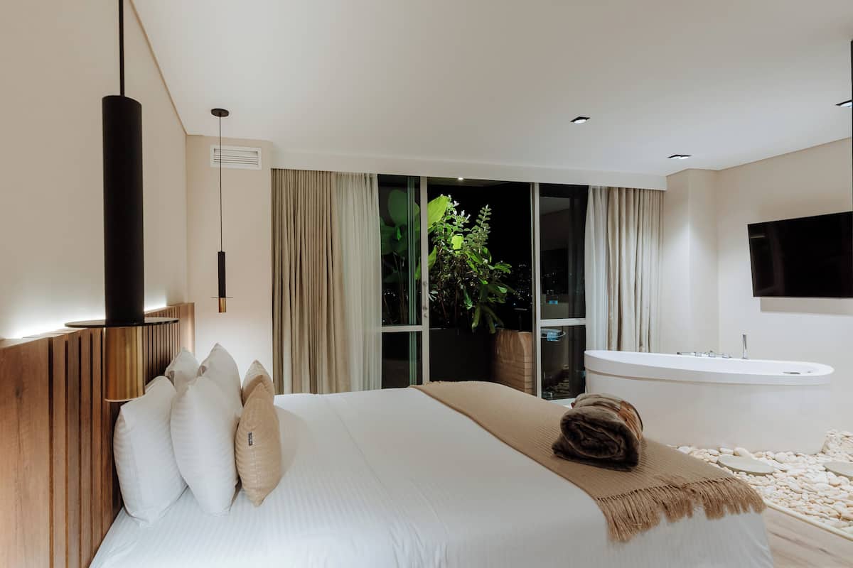 Kamar Double Superior, bathtub | Tempat tidur Tempur-Pendic, minibar, brankas, dan meja kerja