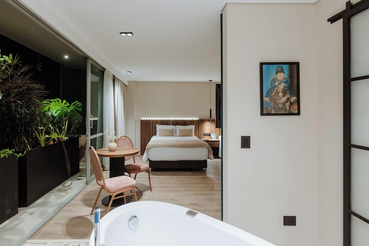 Kamar Quadruple Superior, bathtub | Tempat tidur Tempur-Pendic, minibar, brankas, dan meja kerja