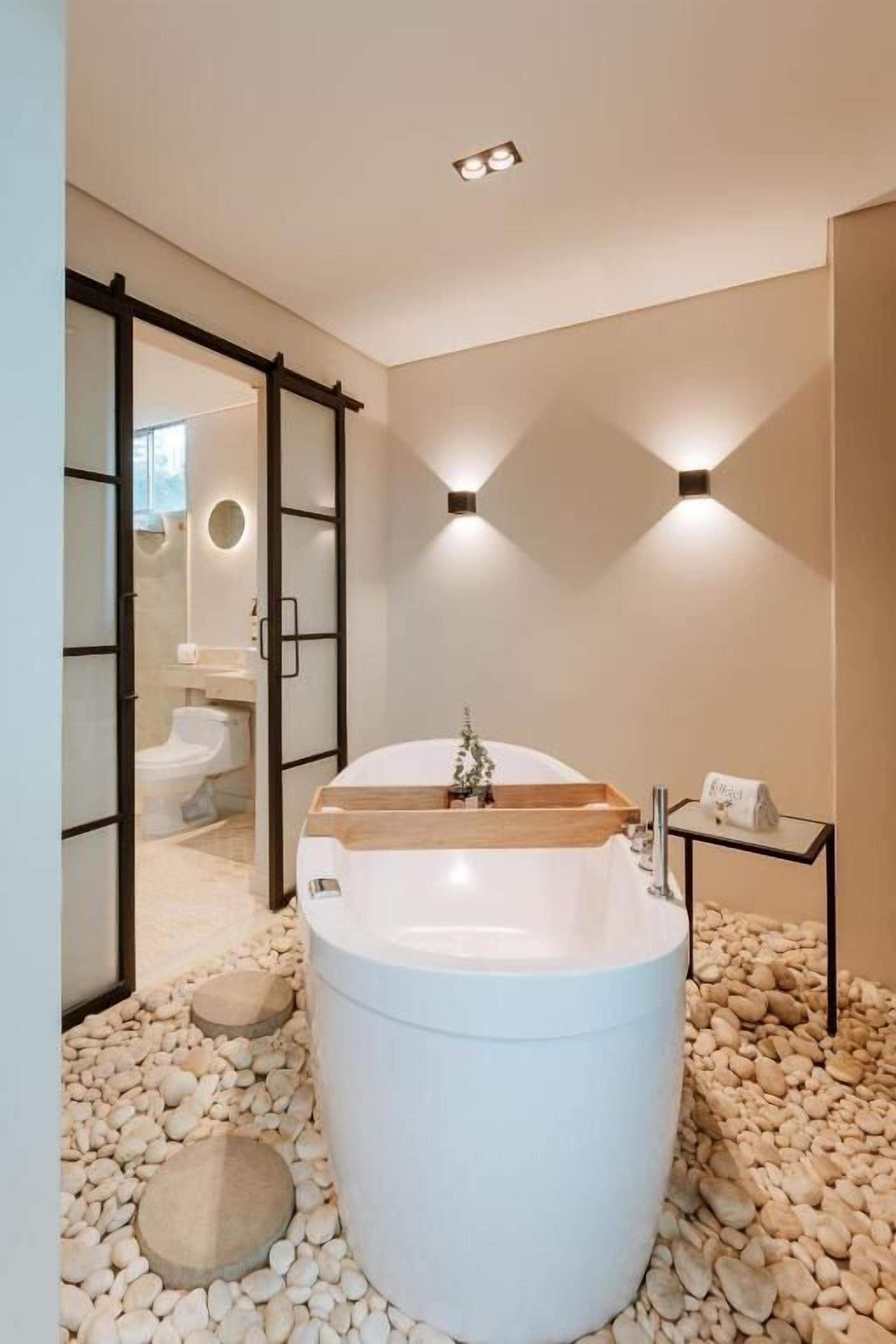 Superior, Bathtub | Salle de bain | Articles de toilette gratuits, sèche-cheveux, serviettes fournies, savon