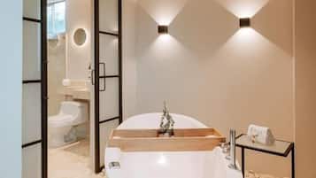 Superior, Bathtub | Salle de bain | Articles de toilette gratuits, sèche-cheveux, serviettes fournies, savon