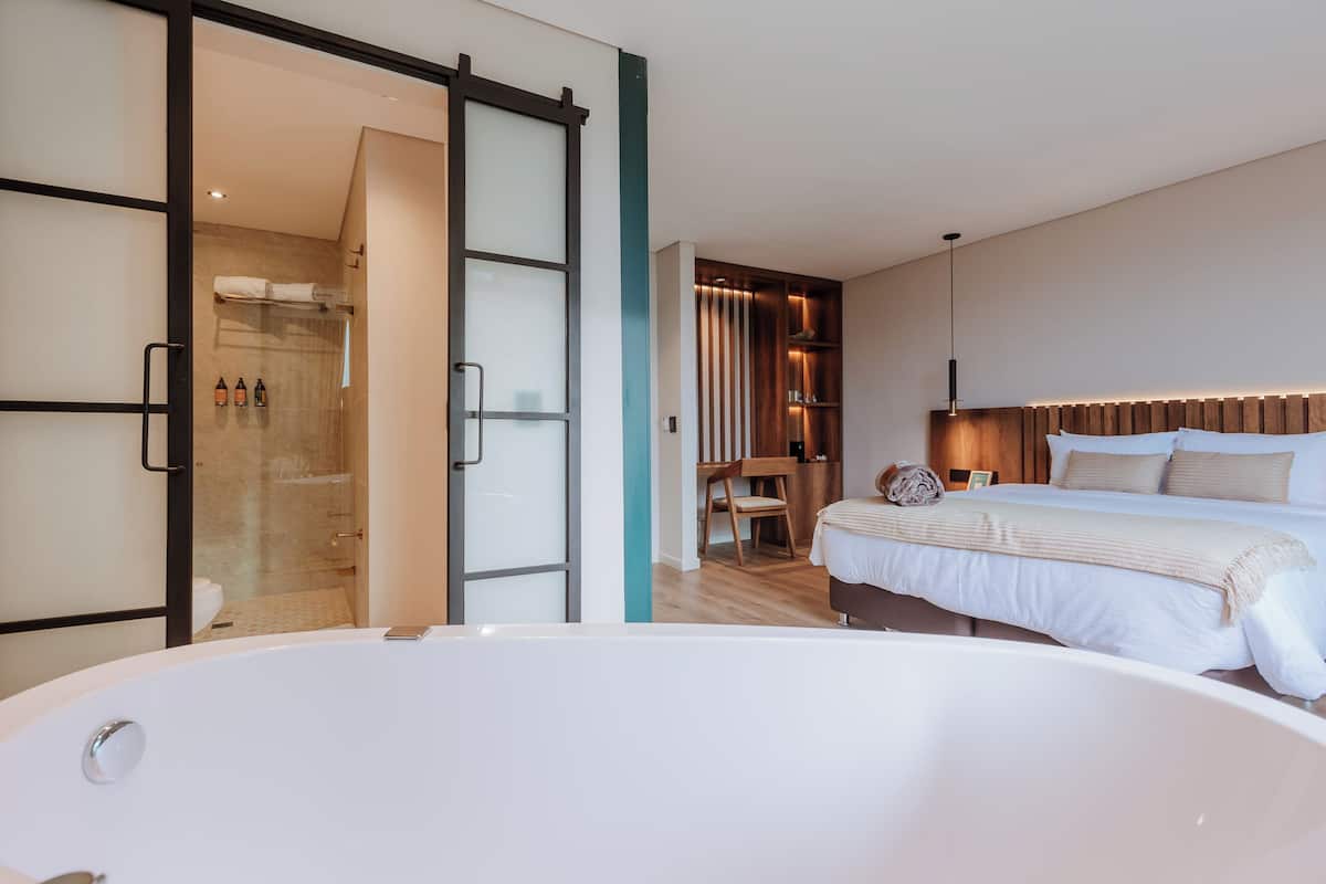 Kamar Double Superior, bathtub | Tempat tidur Tempur-Pendic, minibar, brankas, dan meja kerja