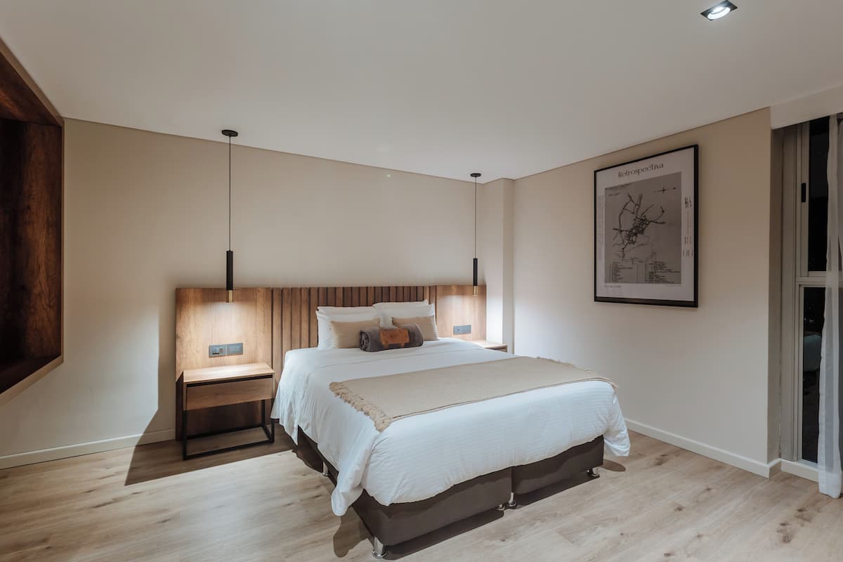 Kamar Double Standar | Kamar mandi | Perlengkapan mandi gratis, pengering rambut, jubah mandi, dan handuk