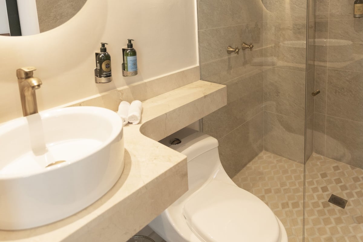 Kamar Double Superior, bathtub | Kamar mandi | Perlengkapan mandi gratis, pengering rambut, jubah mandi, dan handuk