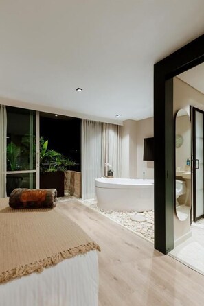 Superior Double Room, Bathtub | Tempur-Pedic beds, minibar, in-room safe, desk - 1616 HOTEL  (Medellín)