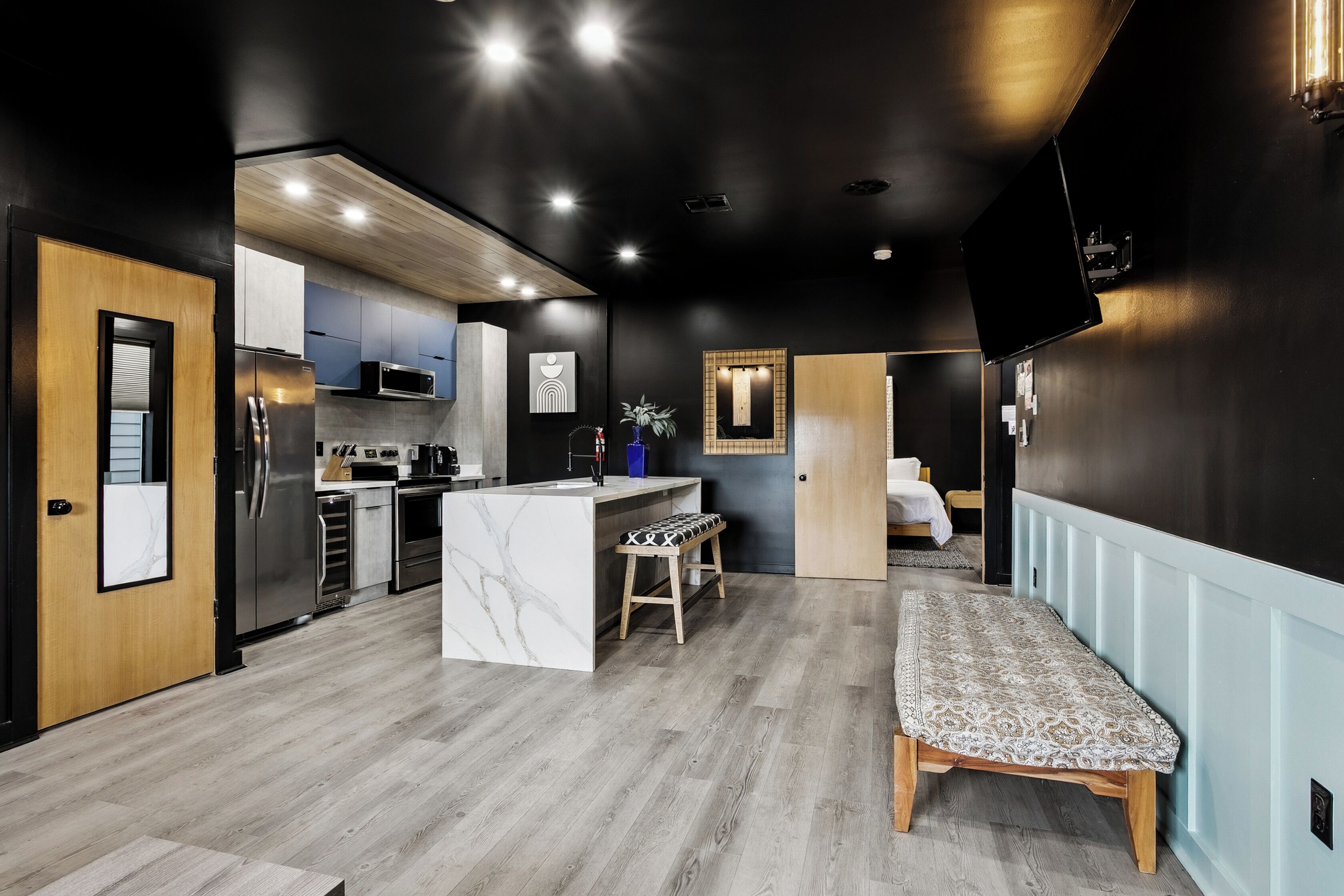 Kjøleskap, mikrobølgeovn, ovn og kokeplater