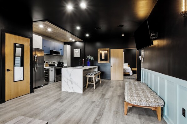 Frigorífico, microondas, horno y placa de cocina