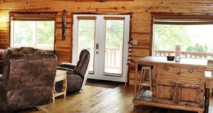 Traditional Cabin - Perfect for a Couples Getaway