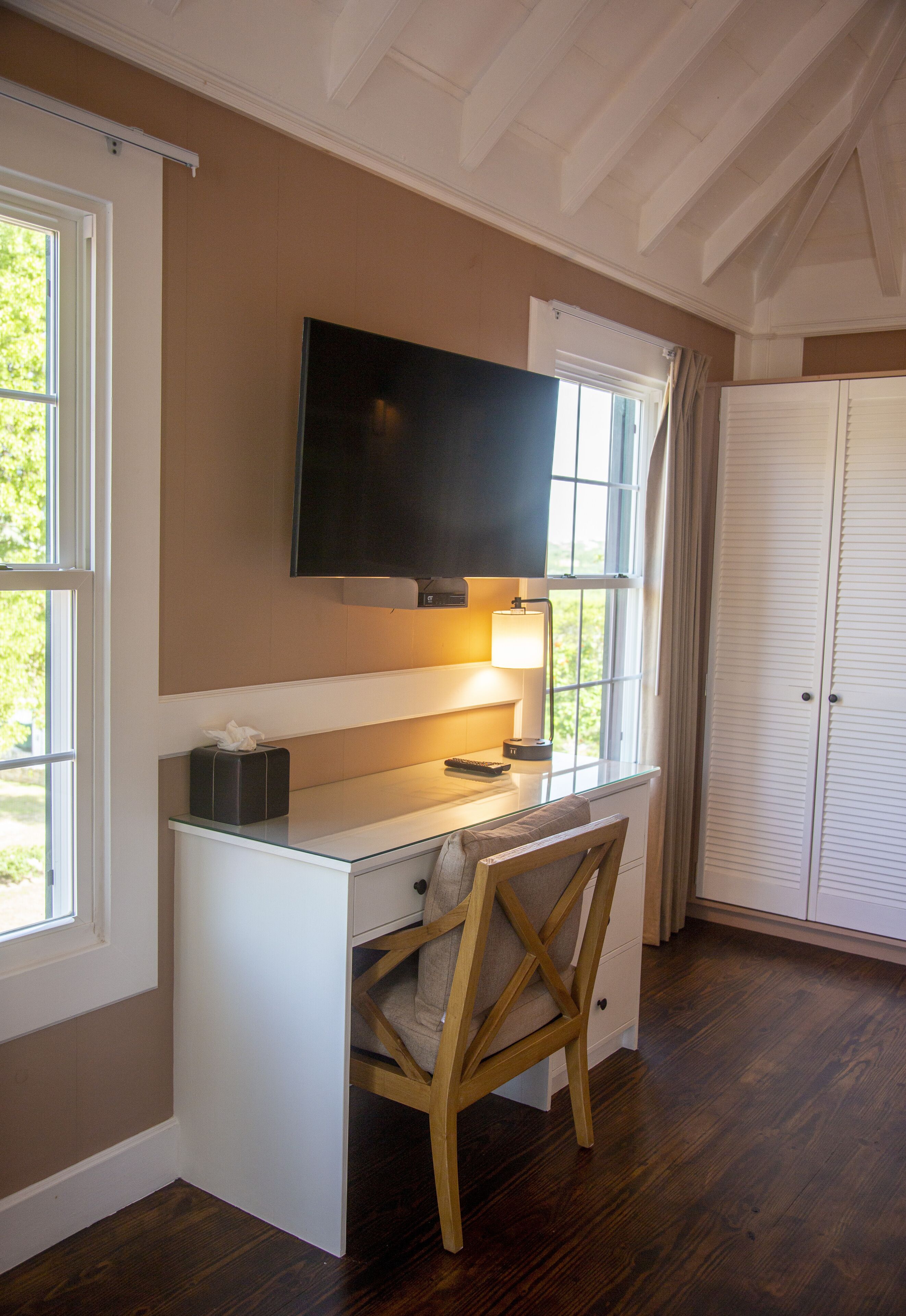 deluxe room | premium bedding, minibar, in-room safe, desk