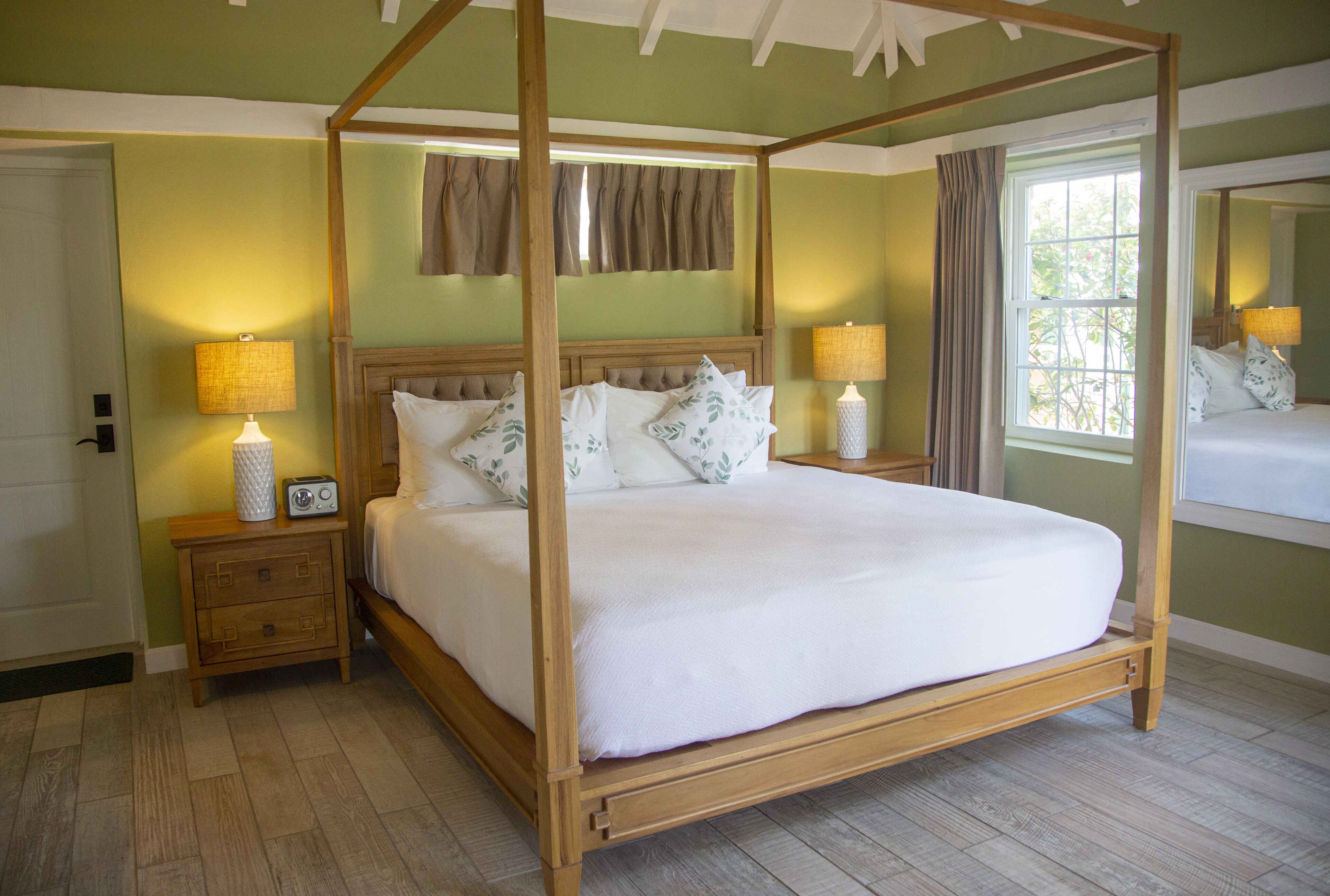 signature room | premium bedding, minibar, in-room safe, desk