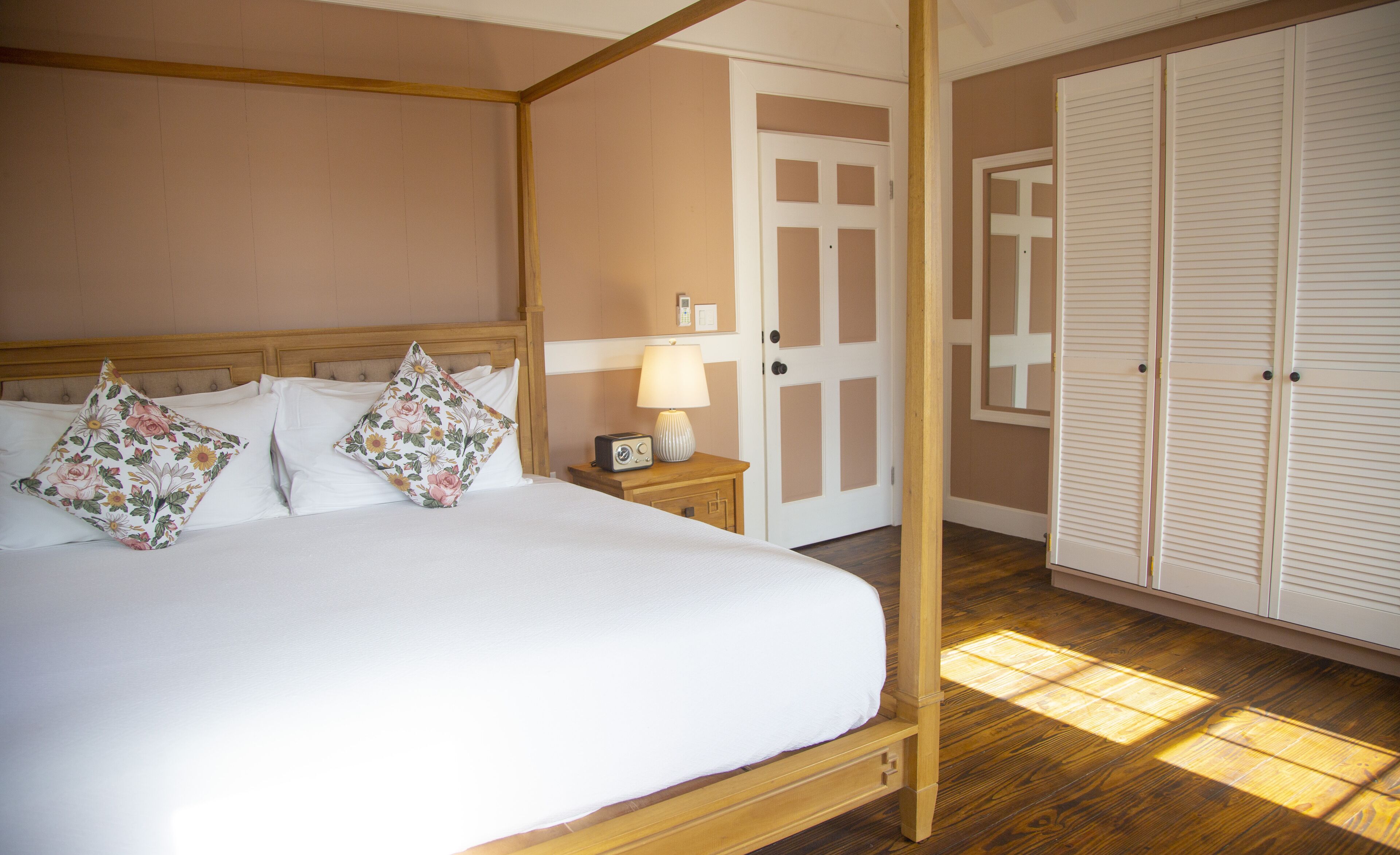 deluxe room | premium bedding, minibar, in-room safe, desk