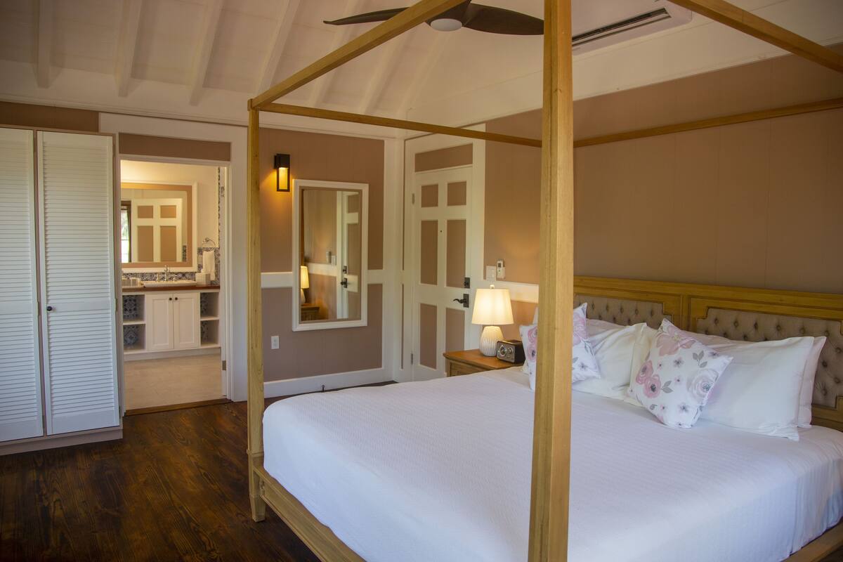 deluxe room | premium bedding, minibar, in-room safe, desk