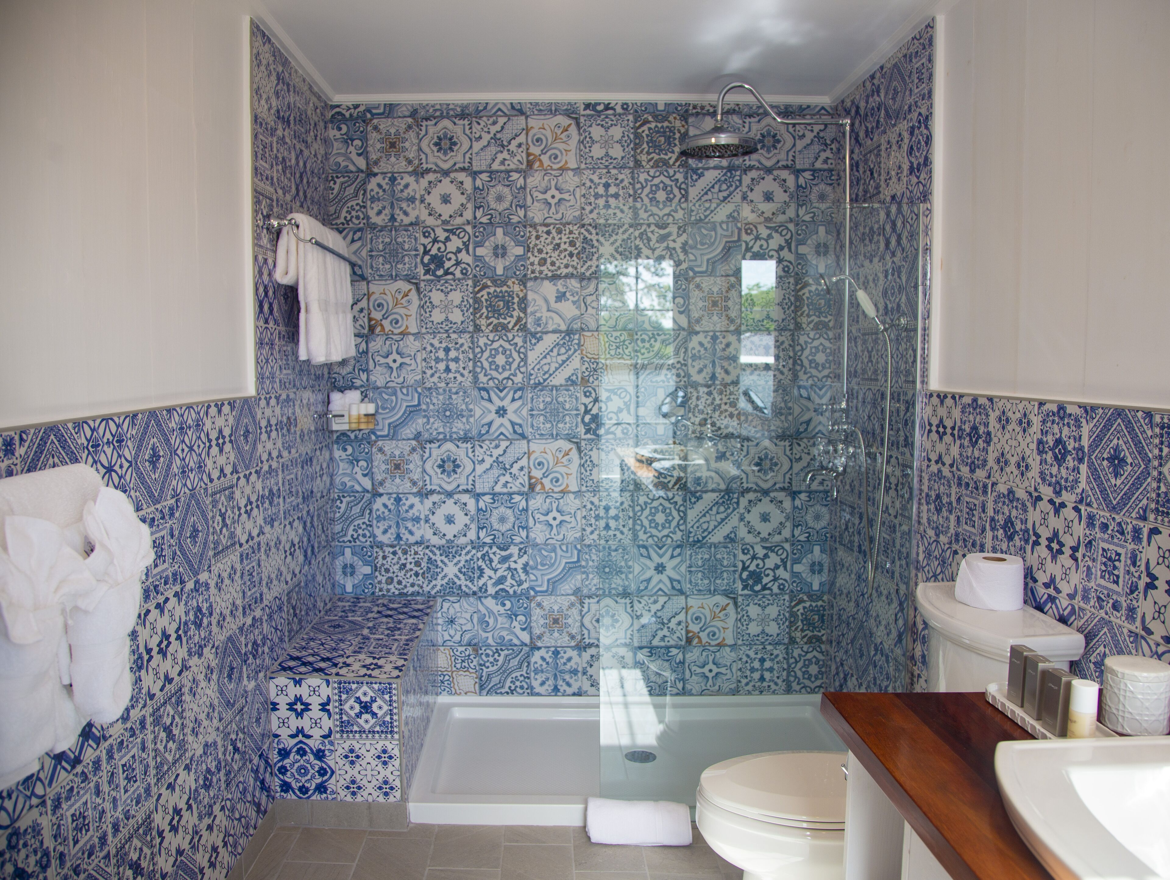 junior room | bathroom | free toiletries, hair dryer, towels