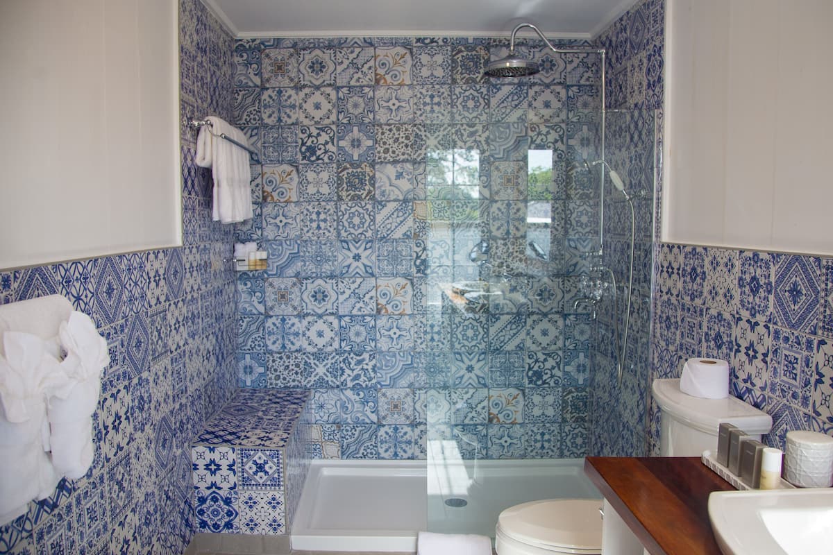 junior room | bathroom | free toiletries, hair dryer, towels