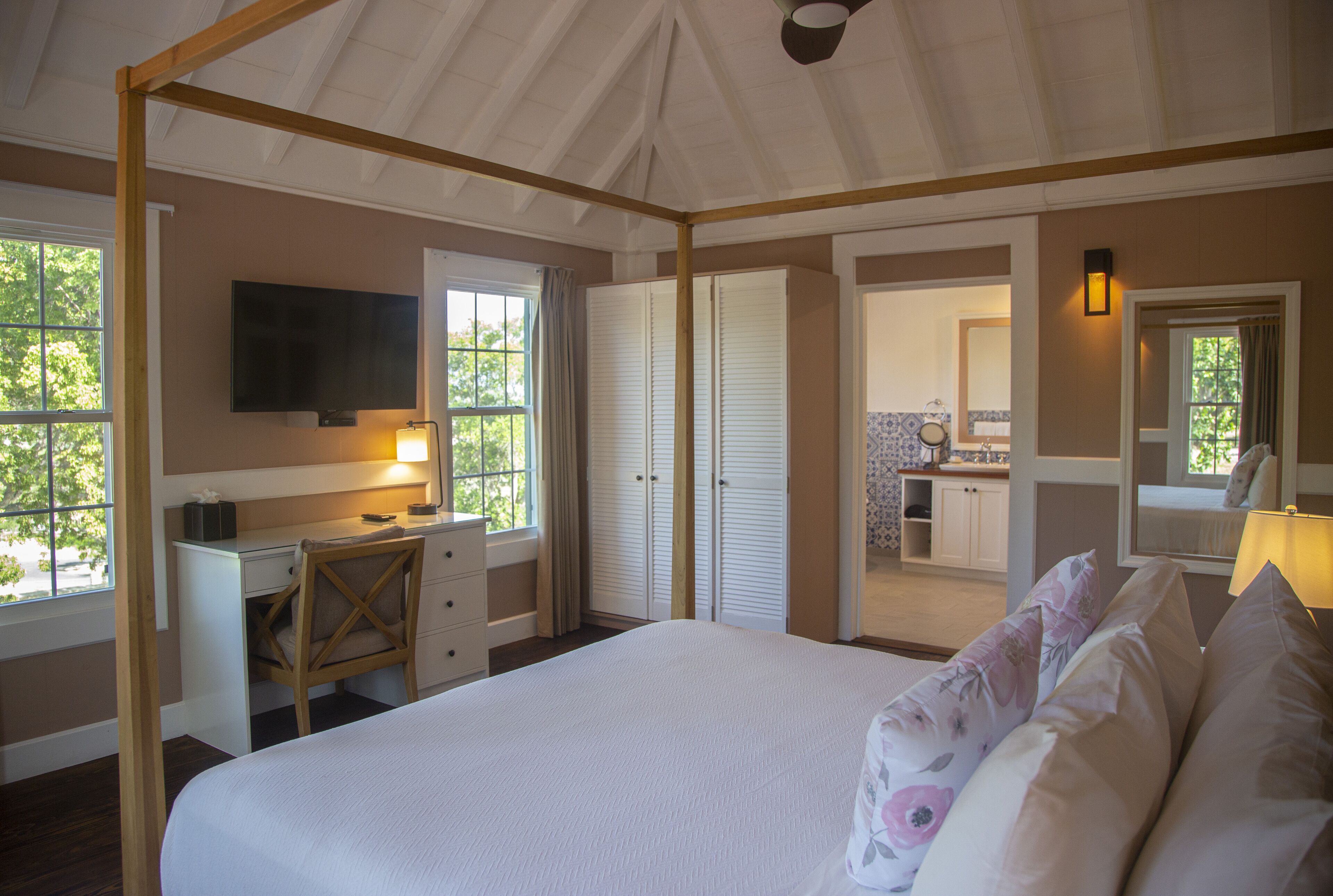 deluxe room | premium bedding, minibar, in-room safe, desk