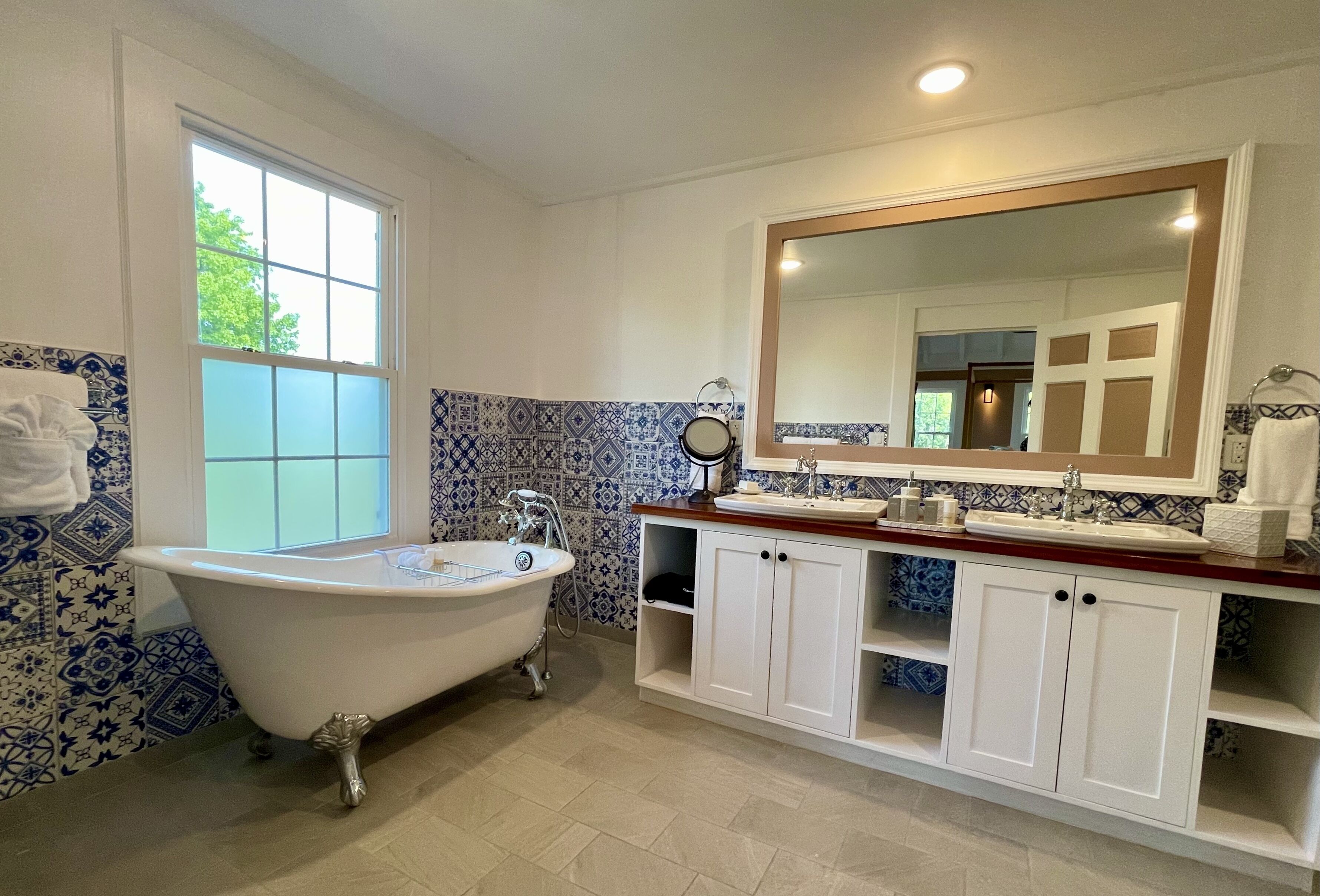 deluxe room | bathroom | free toiletries, hair dryer, towels