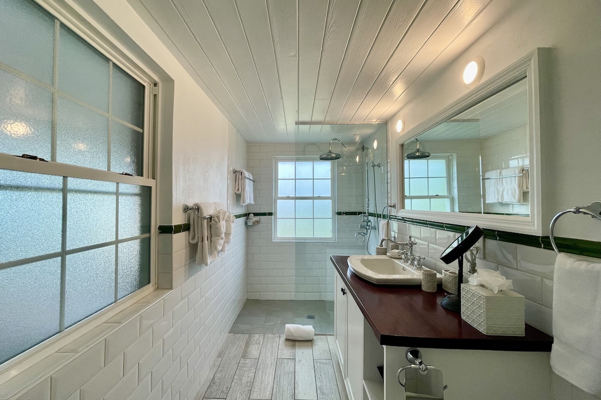 signature room | bathroom | free toiletries, hair dryer, towels