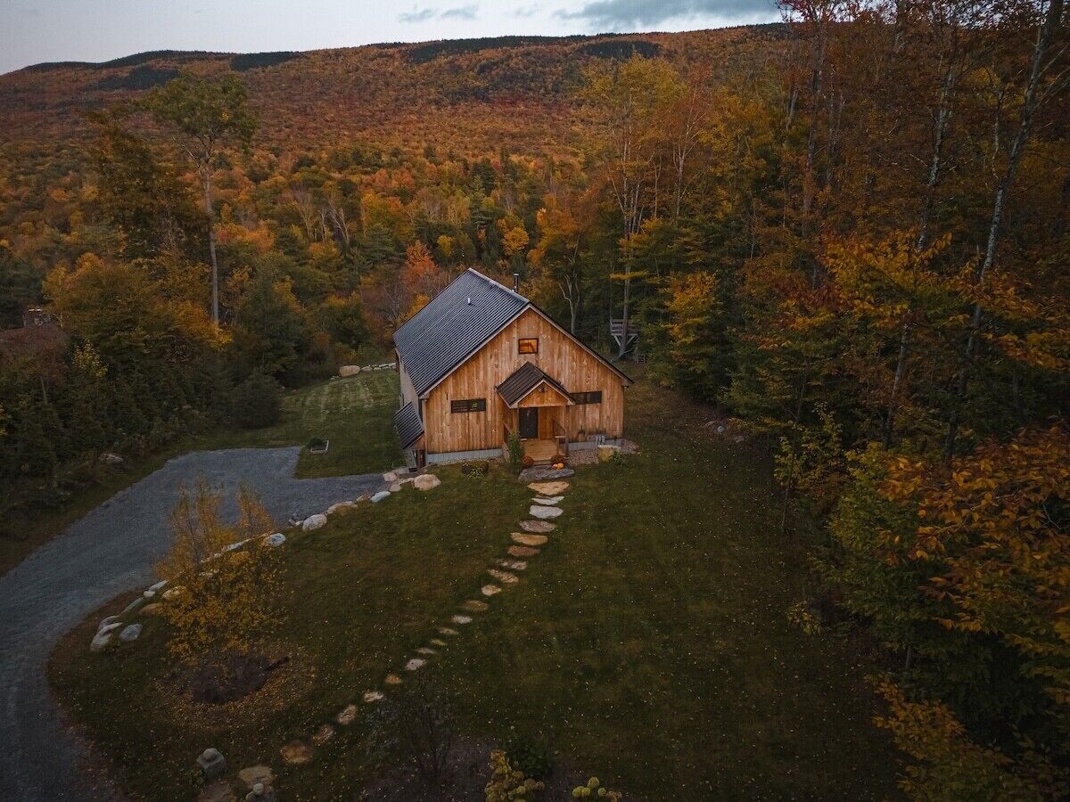 This house is a 3 bedroom(s), 3 bathrooms, located in Sunderland, VT.