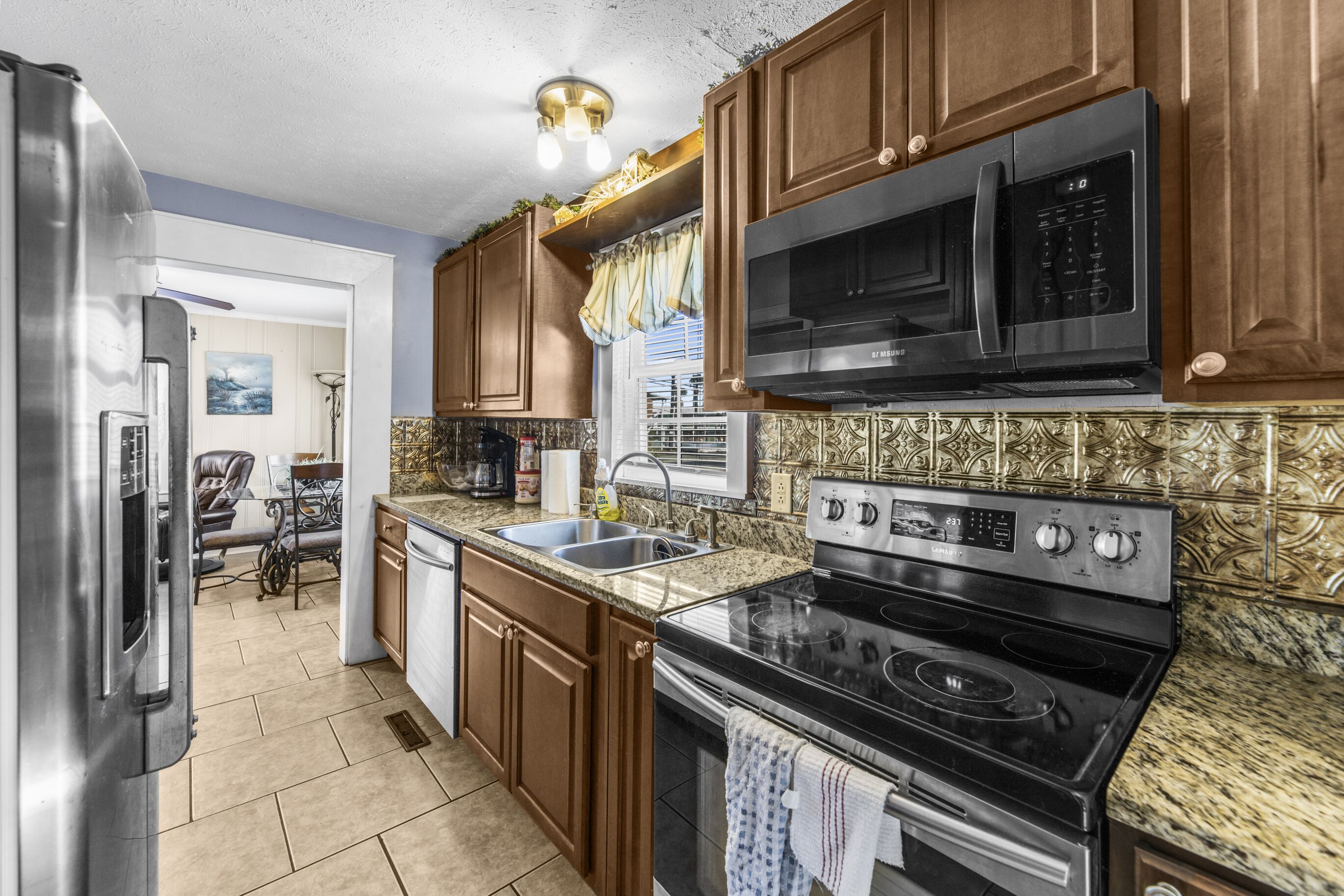 冰箱、微波炉、烤箱、炉灶