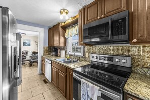 ثلاجة، ميكروويف، فرن، موقد طهي مسطح