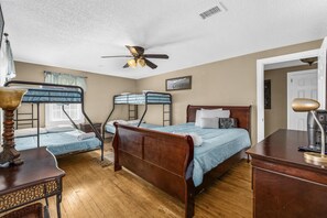 3 bedrooms, desk, iron/ironing board, free WiFi