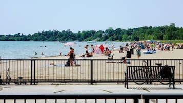 På stranden, liggestole, badehåndklæder