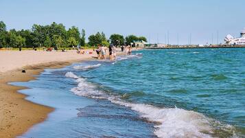En la playa, camastros y toallas de playa