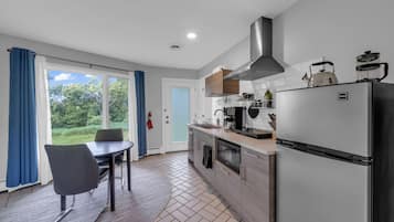 Fridge, microwave, dishwasher, coffee/tea maker