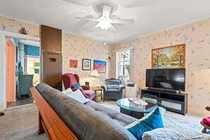 TV - Dayton House: Downtown Lex, Historical Cottage! (Lexington)