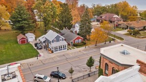 Un quartier résidentiel avec des maisons, une route et une étendue d’eau en arrière-plan.