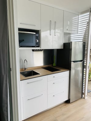 Réfrigérateur, micro-ondes, four, plaque de cuisson