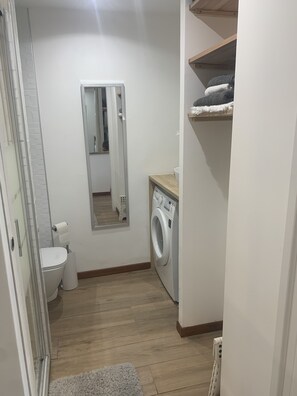 Dusche, Haartrockner, Handtücher, Toilettenpapier
