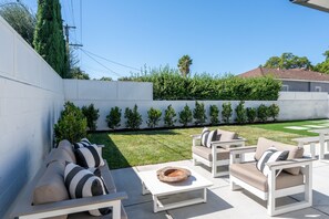 Terrace/patio - Beautifully Modern Home 5 min from Beverly Hills (Los Angeles)