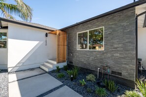 Property grounds - Beautifully Modern Home 5 min from Beverly Hills (Los Angeles)