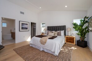 3 bedrooms, desk, travel cot, WiFi - Beautifully Modern Home 5 min from Beverly Hills (Los Angeles)