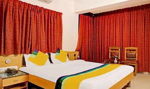 Escritorio y tabla de planchar con plancha 