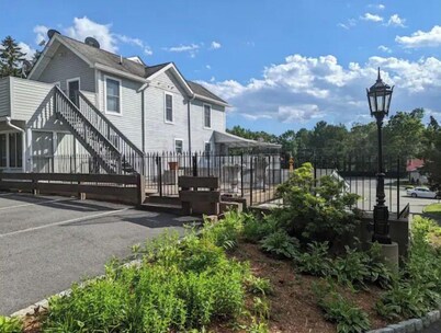 Spacious Apartment Minutes from State Park & Lake