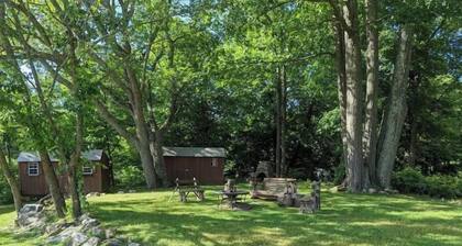 Cozy Rustic 2BR Retreat Near Park and Lakes