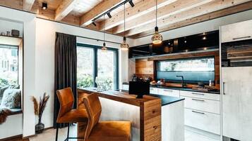 Fridge, oven, stovetop, dishwasher