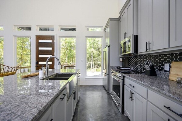 Fridge, microwave, oven, stovetop - Memorial Day Escape | Hot Tub + EV | Sleeps 10 (Broken Bow)