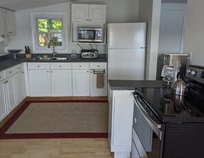 Geladeira, micro-ondas, fogão, cooktop