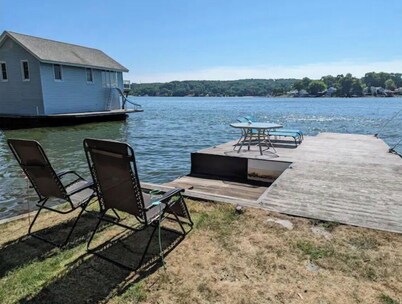 Luxury 2BR Lakefront w/ Dock & Kayaks