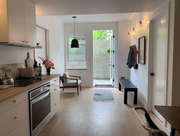 Een koelkast, een magnetron, een oven, een kookplaat