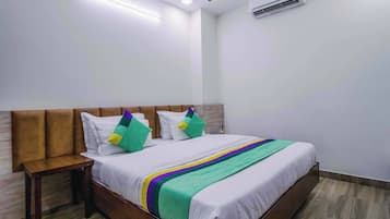 Kamar Standar | Meja kerja dan setrika/meja setrika