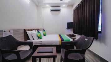 Premium Room | Desk, iron/ironing board