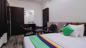 Kamar Premium | Meja kerja dan setrika/meja setrika