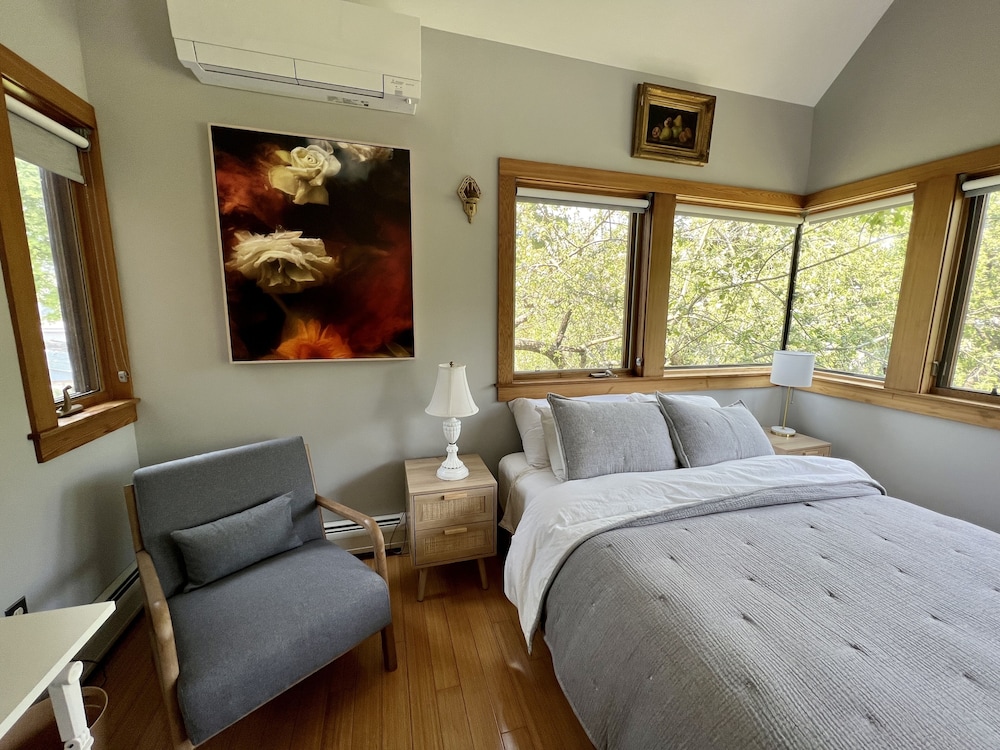 Private Contemporary Artist's Tree House on two acres with perennial