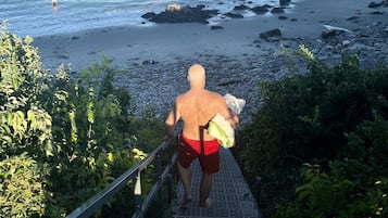 Ubicación cercana a la playa y toallas de playa