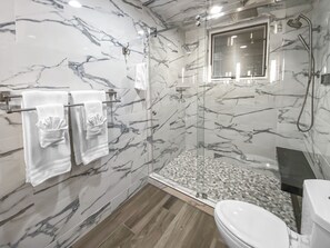 Dusche, Haartrockner, Handtücher